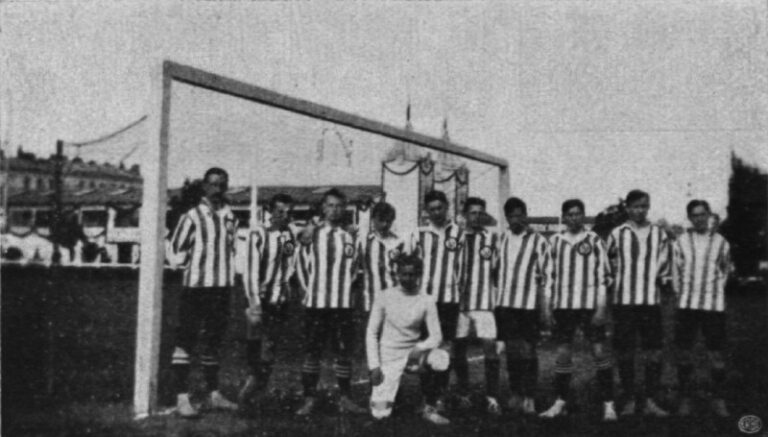Jedno z pierwszych zdjęć drużyny Polonii Warszawa z 1912 roku zanim drużyna założyła po raz pierwszy czarne koszulki.
