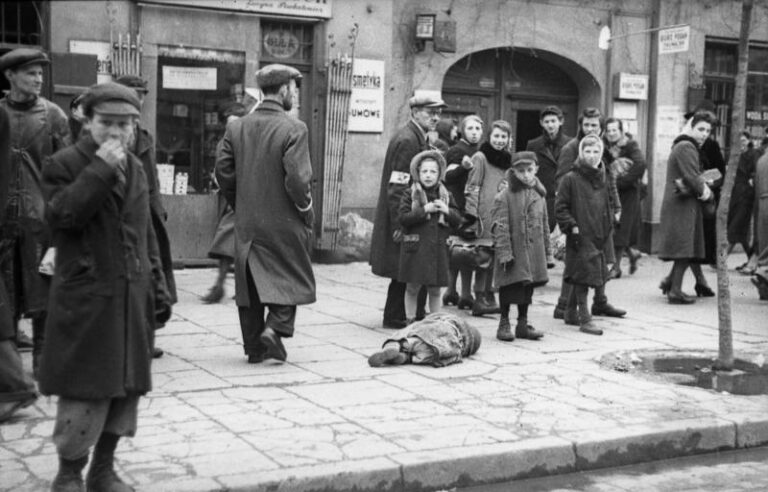 Mieszkańcy getta na ulicy Leszno (1941). Widoczna leżąca ofiara głodu